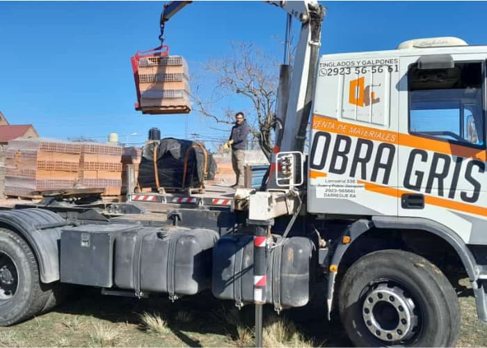 camion y ladrillos 700 x 500 comp